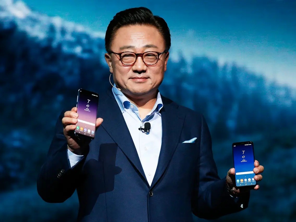 Samsung CEO apologizes for slowed down smartphones Samsung CEO apologizes for slowed down smartphones
